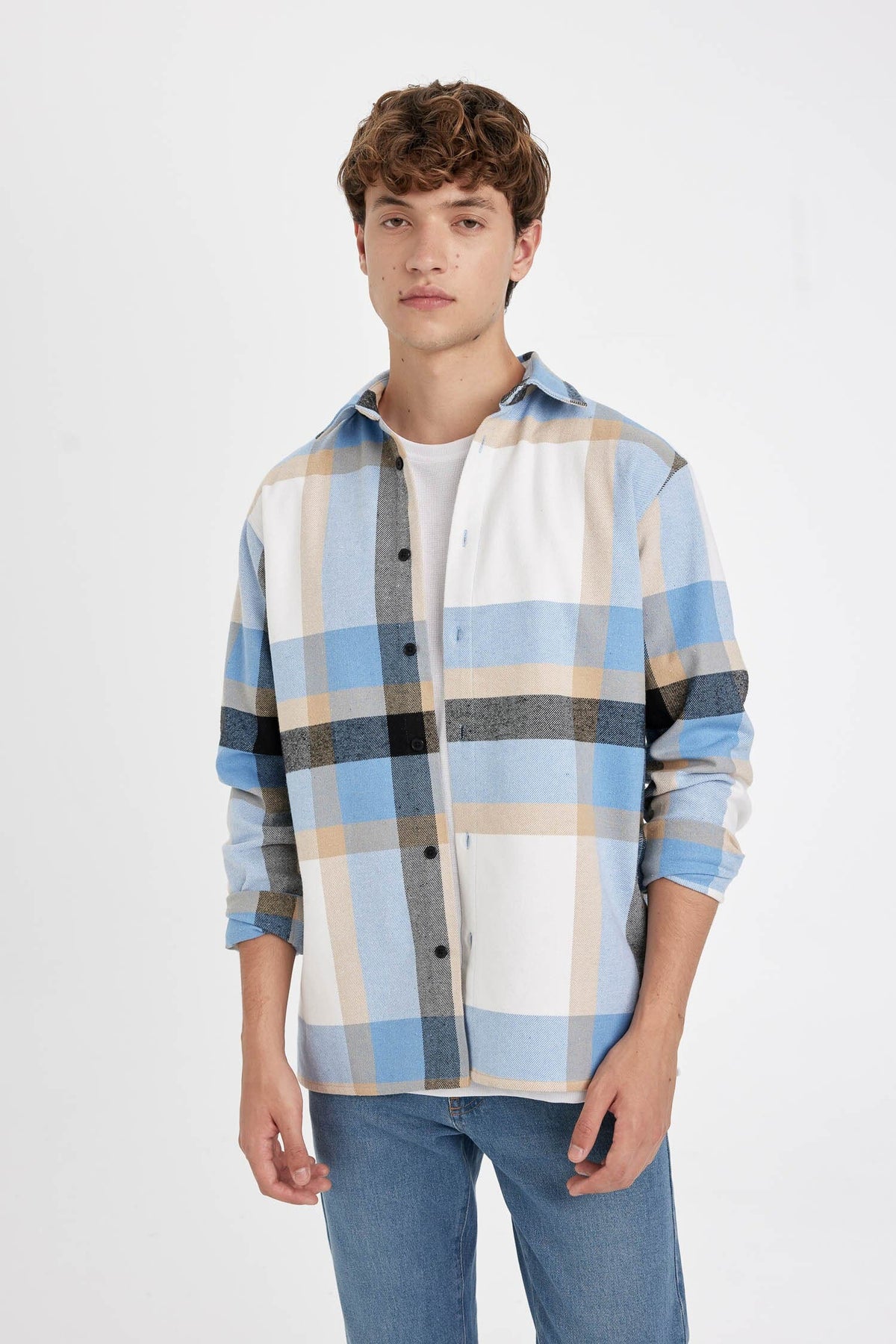 Men regular fit long-sleeve casual shirts manufactured by the brand DeFacto Main image