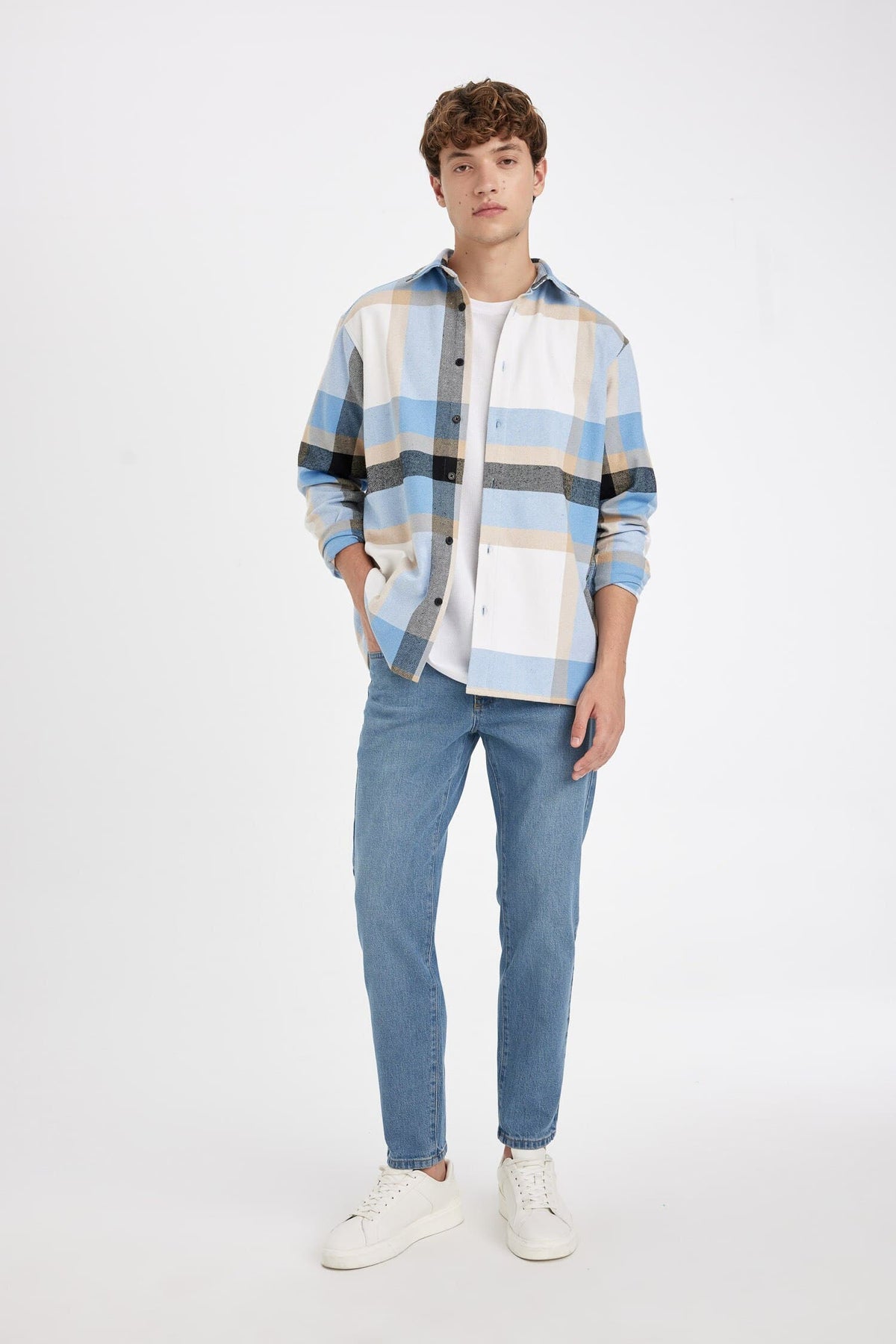 Men regular fit long-sleeve casual shirts manufactured by the brand DeFacto