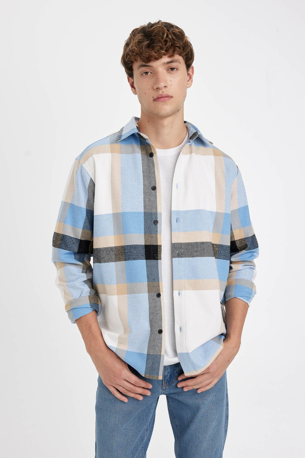Men regular fit long-sleeve casual shirts manufactured by the brand DeFacto