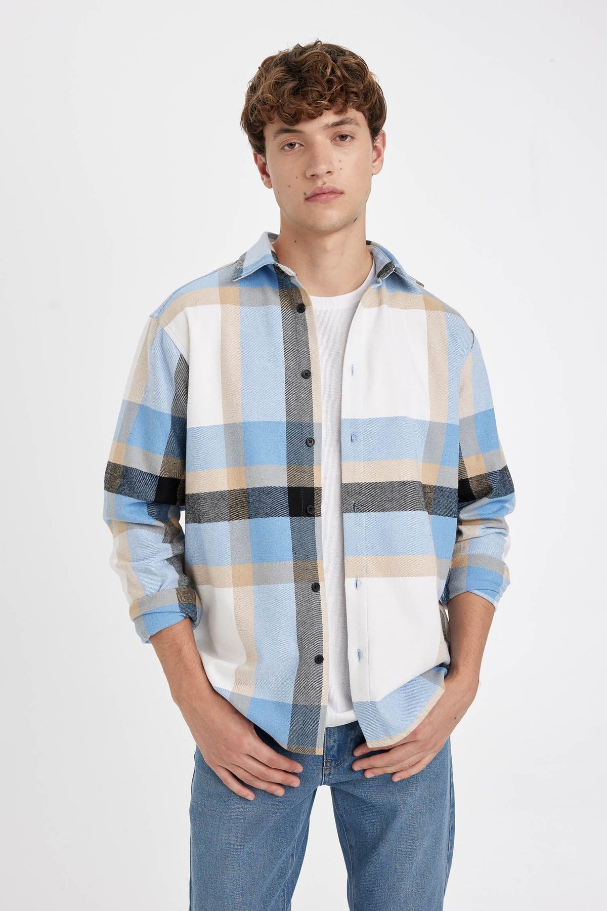 Men regular fit long-sleeve casual shirts manufactured by the brand DeFacto