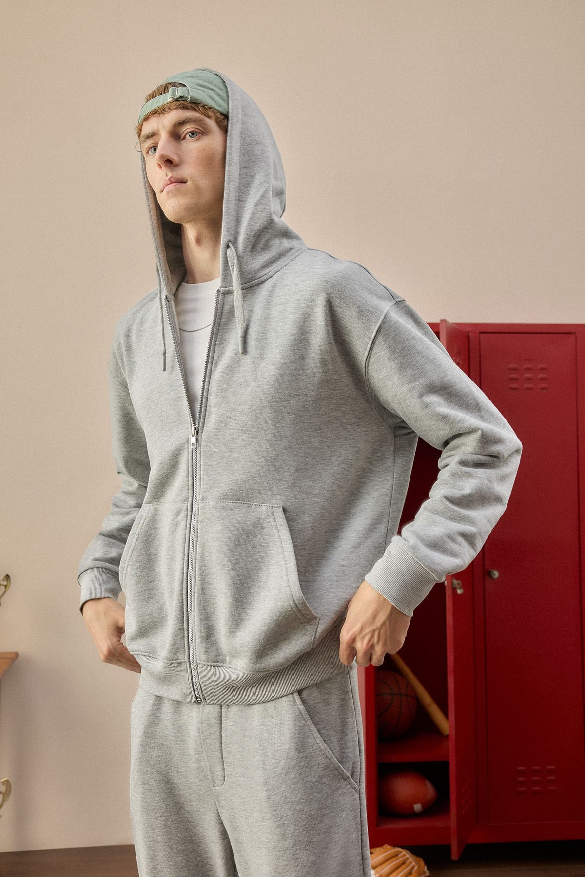 Relax Fit Hooded Soft Furry Inside Basic Plain Pocket Thick Zippered Sweatshirt Main image