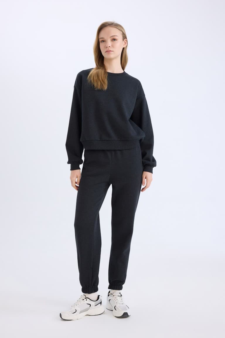 Regular Fit 2-Piece Set Thick Crew Neck Sweatshirt Flexible Waist Jogger Sweatpants