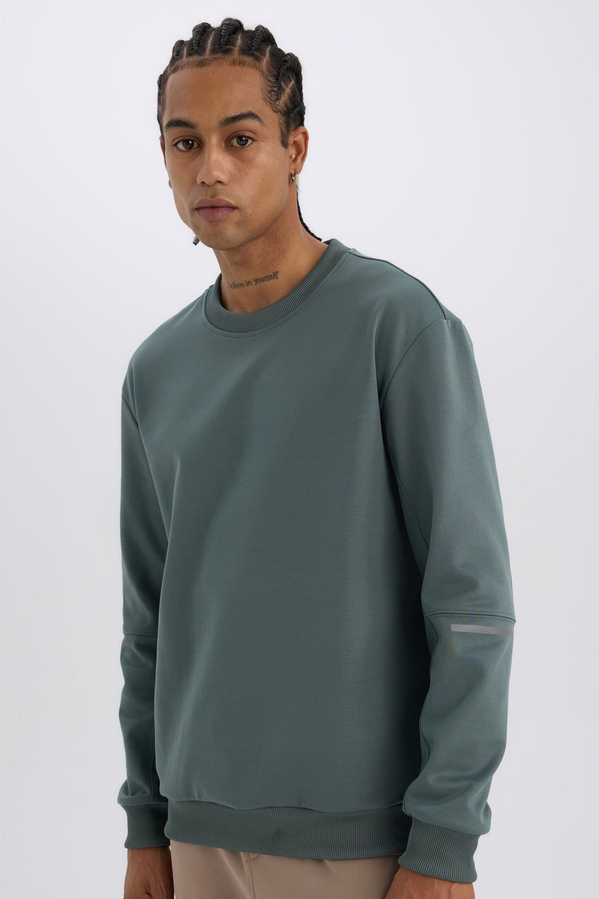Standard Fit Crew Neck Basic Plain Sports Sweatshirt