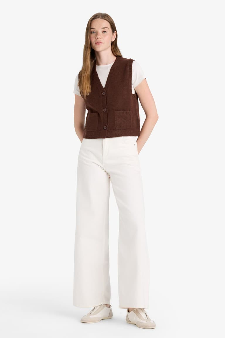Regular Fit V-Neck Buttoned Knitted Vest with Pockets Secondary image