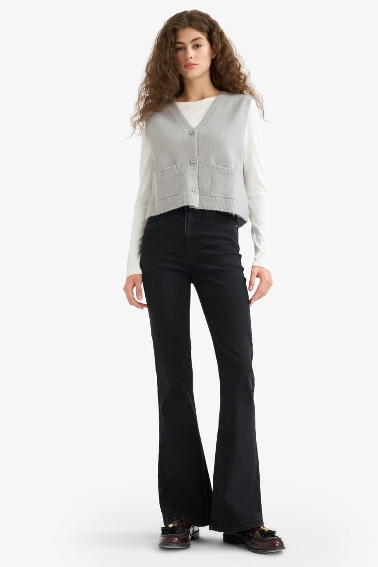 Regular Fit V-Neck Buttoned Knitted Vest with Pockets Secondary image