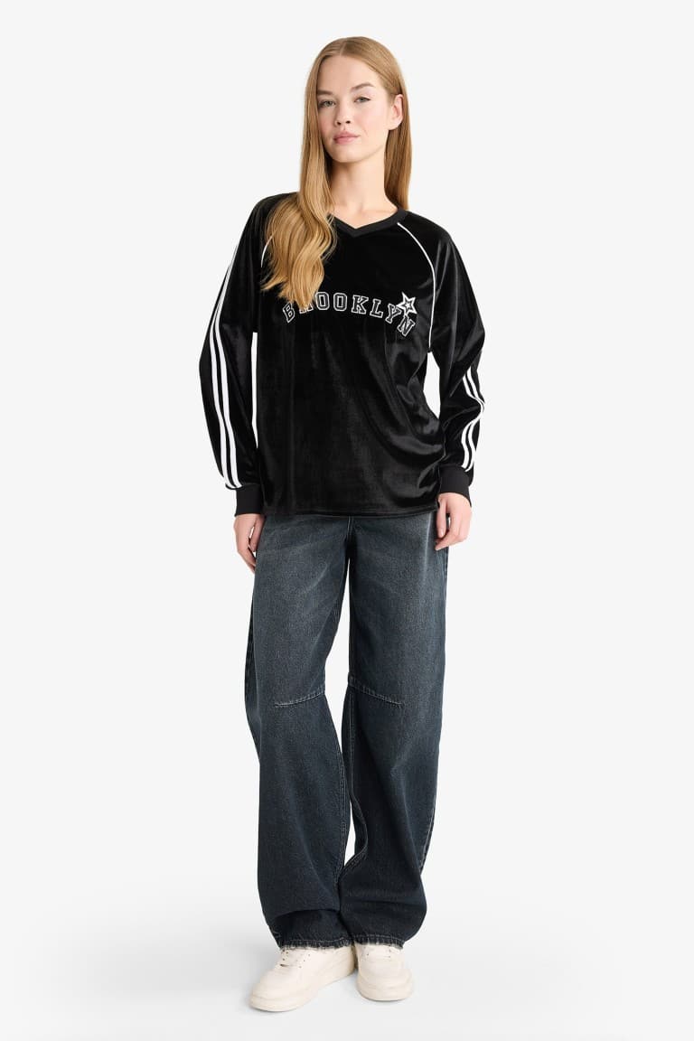 Oversize Wide Fit V-Neck Printed Velvet Sweatshirt Secondary image