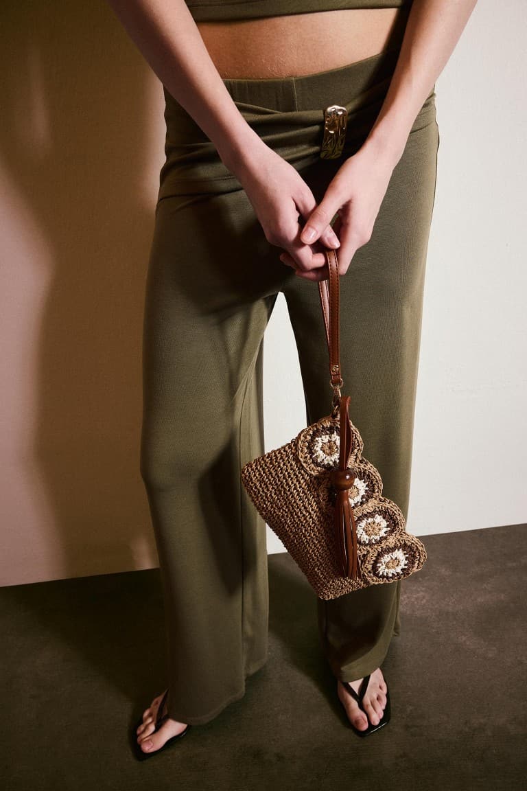 Women Knitted Floral Motif Shoulder Bag