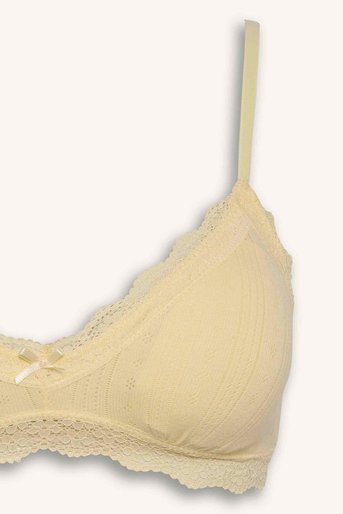 Lace Detailed Removable Cap Removable Padded Non-Wired White Closed Bralette