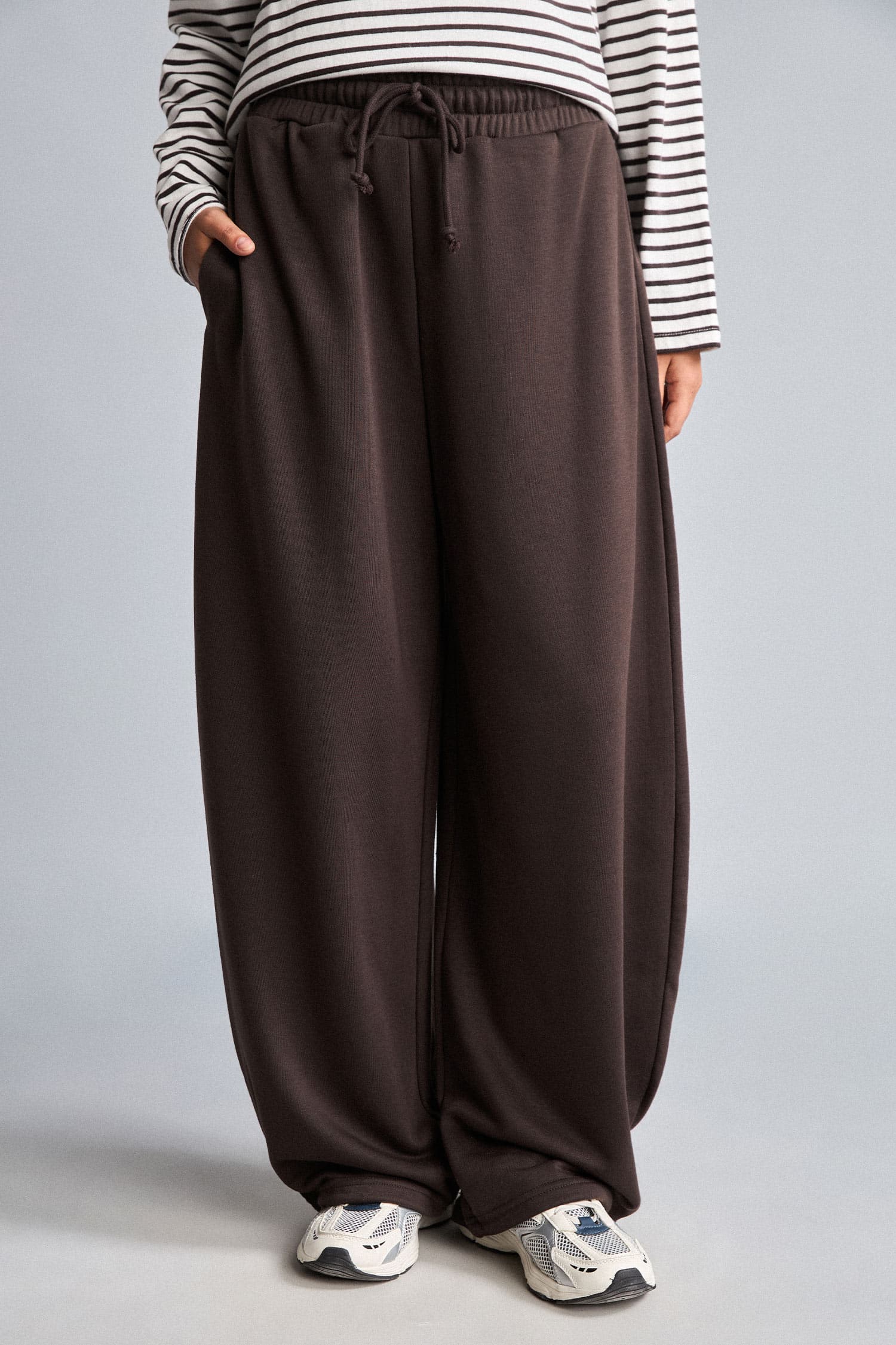 Balloon Fit Lace-Up Waist Wide Leg Sweatpants Secondary image