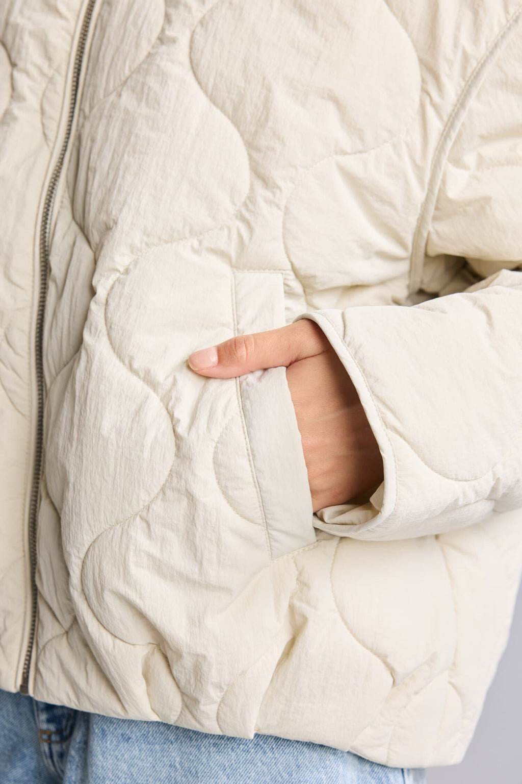 Water Repellent Quilted Stitched Zippered Balloon Fit Coat
