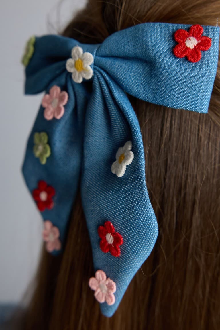Girls Bow Detailed Hair Clip Secondary image