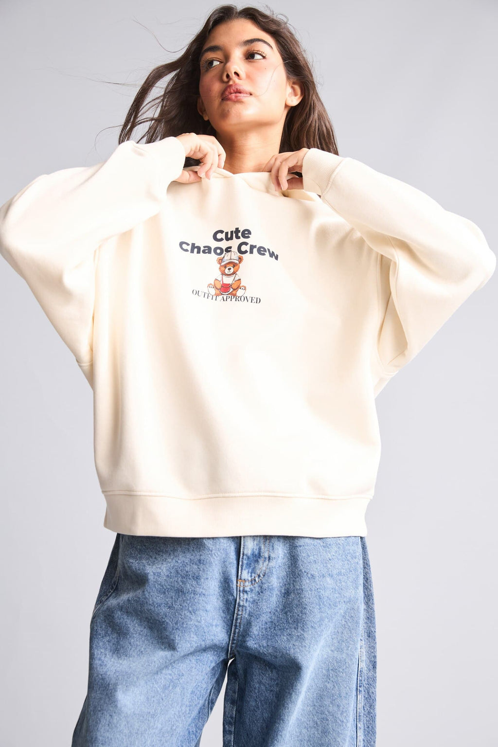 Overless Hooded Back Printed Thick Fabric Sweatshirt