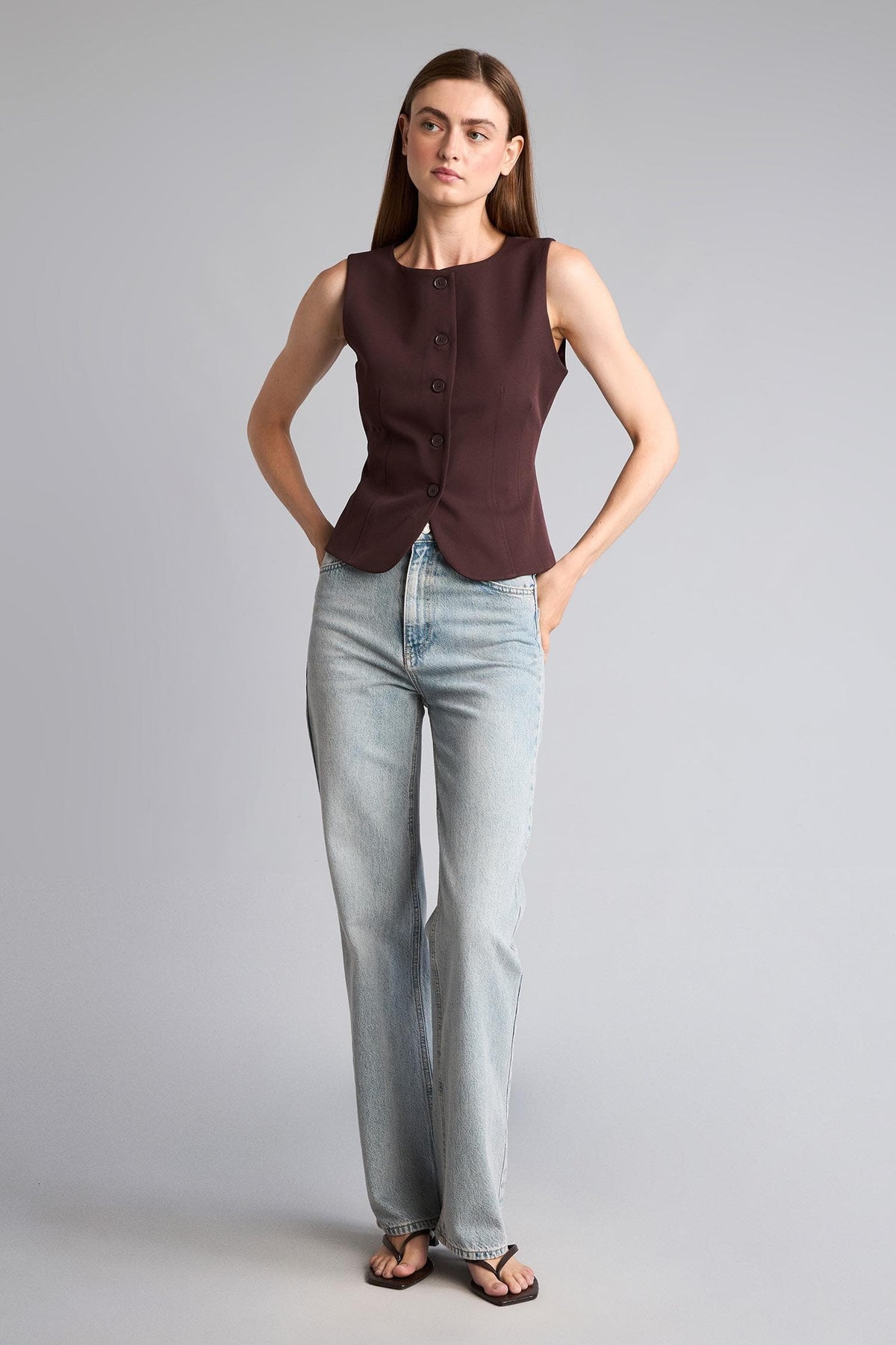 Fit Sleeveless Boat Neck Vest