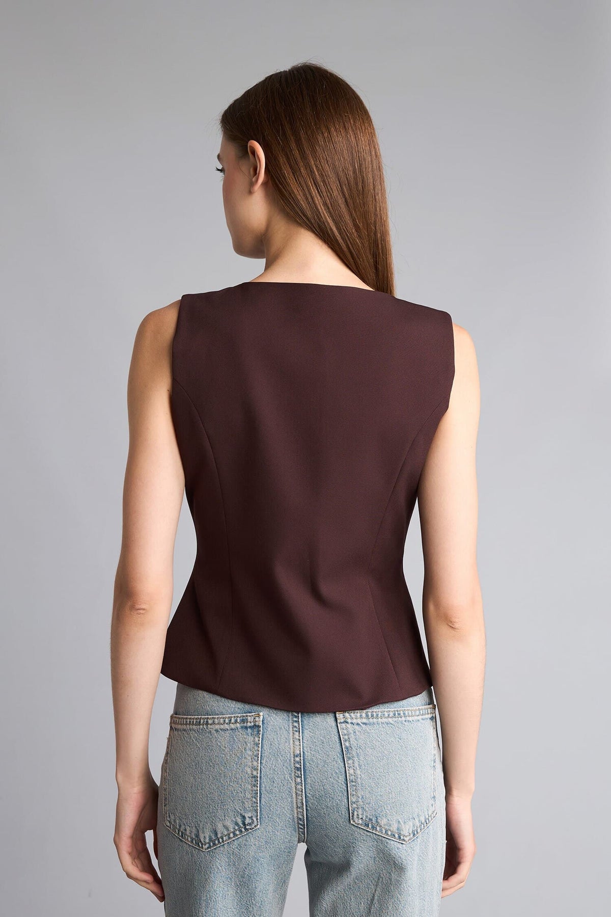Fit Sleeveless Boat Neck Vest