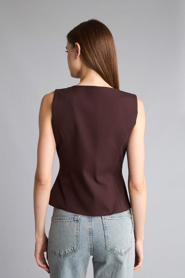 Fit Sleeveless Boat Neck Vest