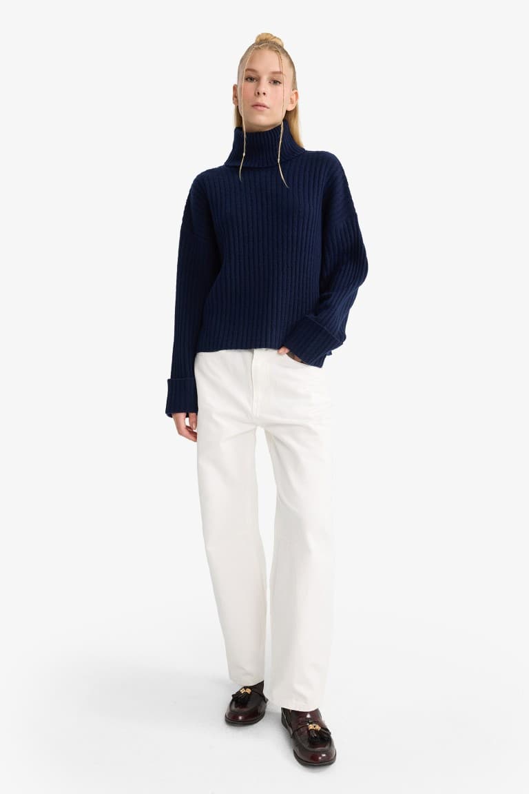Oversize Fit Turtleneck Pullover Secondary image
